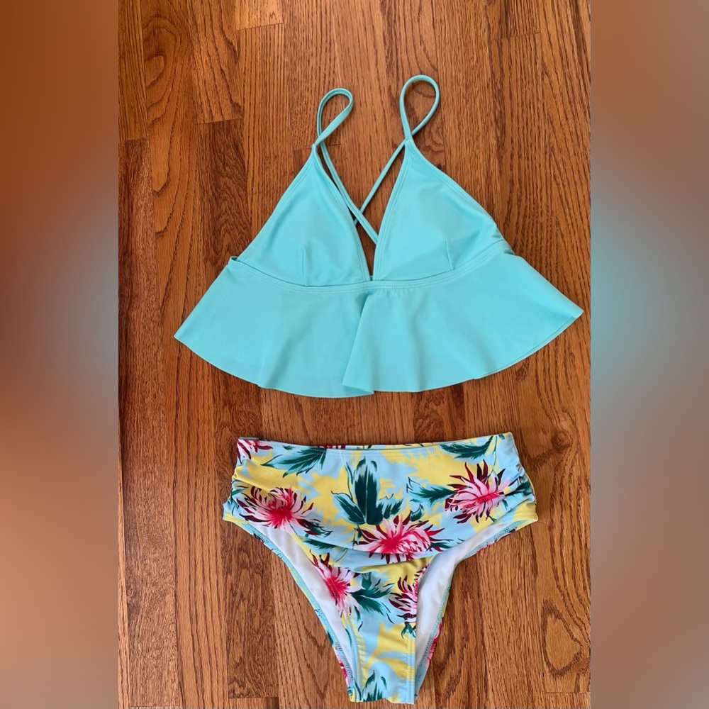 NWOT Floral Ruffled Crisscross Strap Bikini. Small.🌸